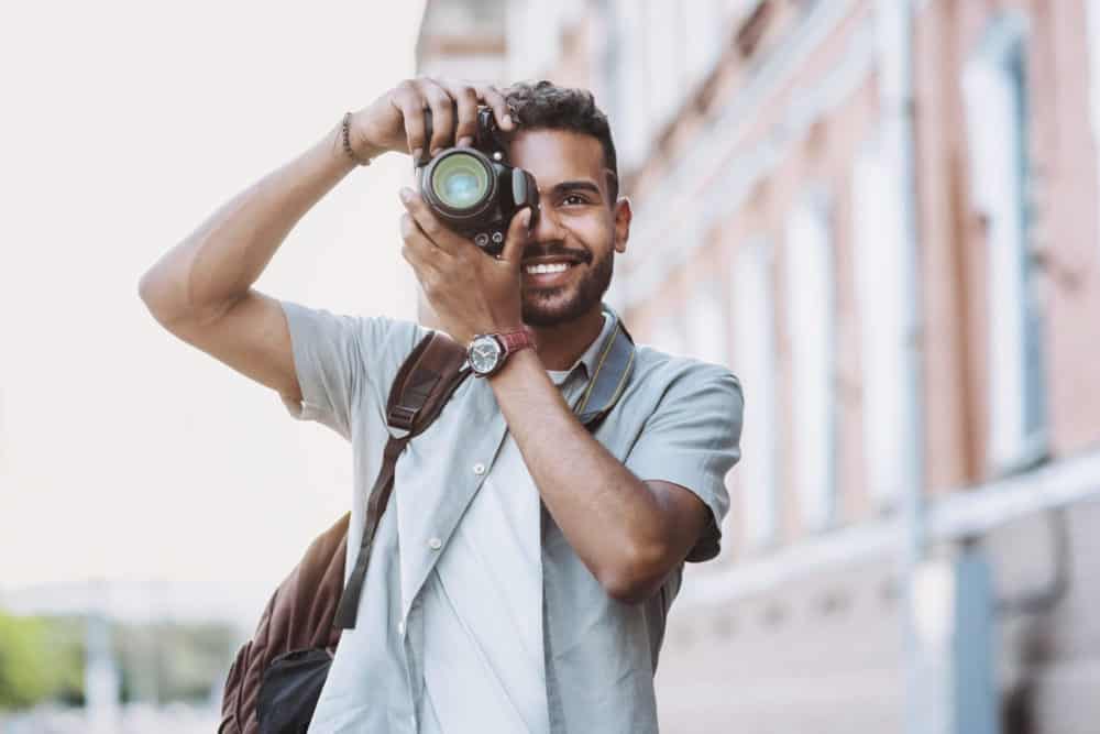 Junger Mann mit Kamera als Dating Profil Foto