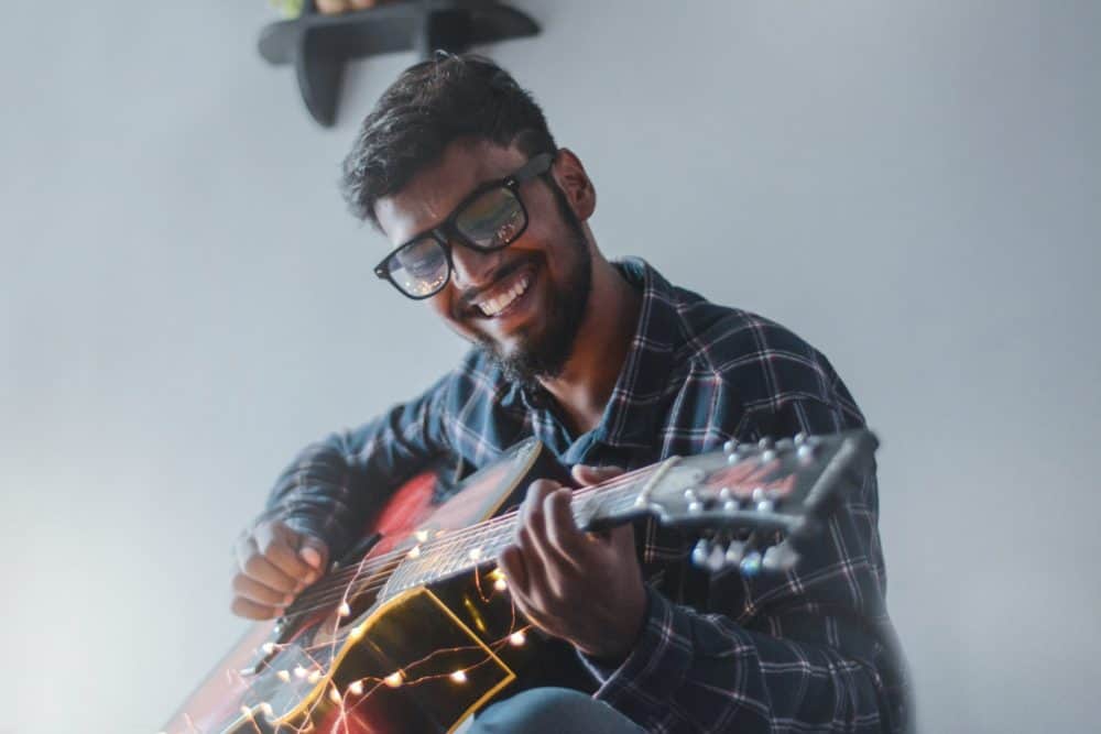 Mann mit Gitarre von Shooting für Tinder