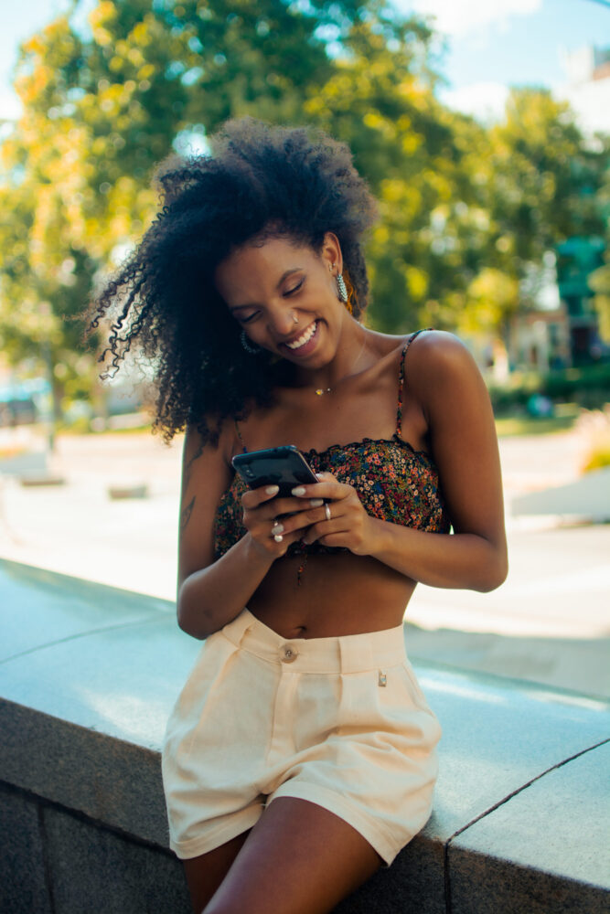 frau am handy beim whatsapp dating