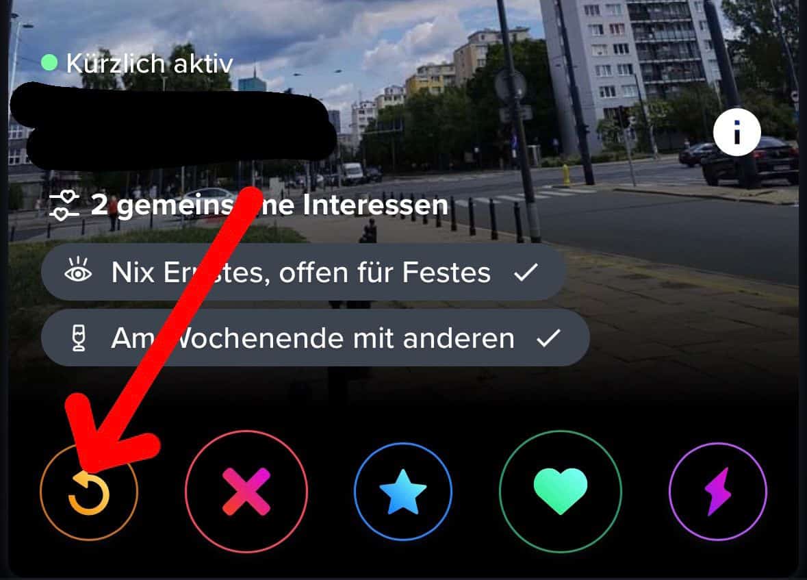 So kannst du mit dem gelben Pfeil Symbol auf Tinder Swipes zurücknehmen